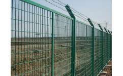 柳州鐵路護欄網廠家 要買廠家直銷廣西鐵路護欄網,就來南寧卓歐金屬制品吧