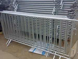 供應臨時護欄網(wǎng),移動護欄網(wǎng),安全圍欄網(wǎng)(網(wǎng)片比較小巧,底座安全性能強,造型美觀)--豐春順絲網(wǎng)制品